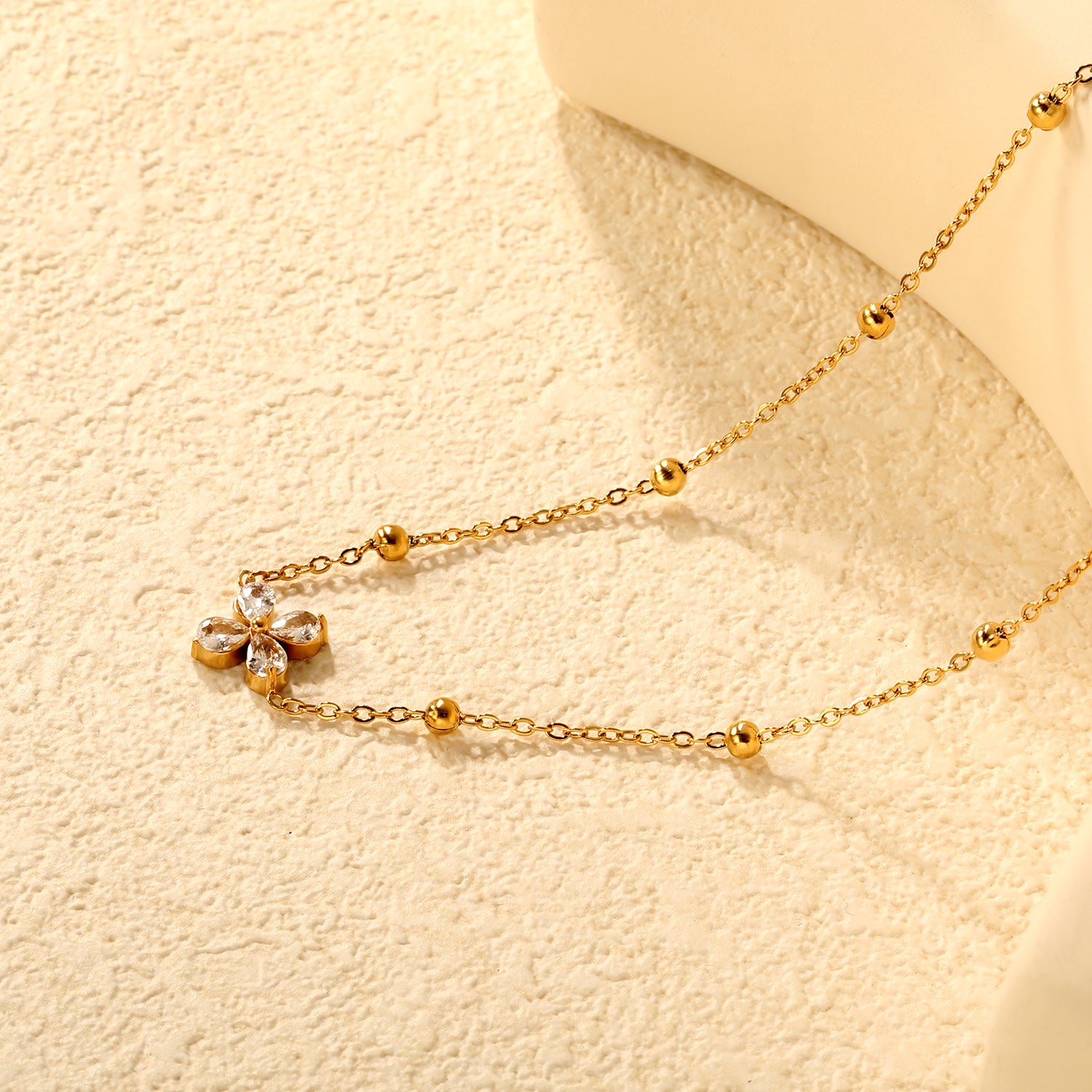 Collier fleur dorée
