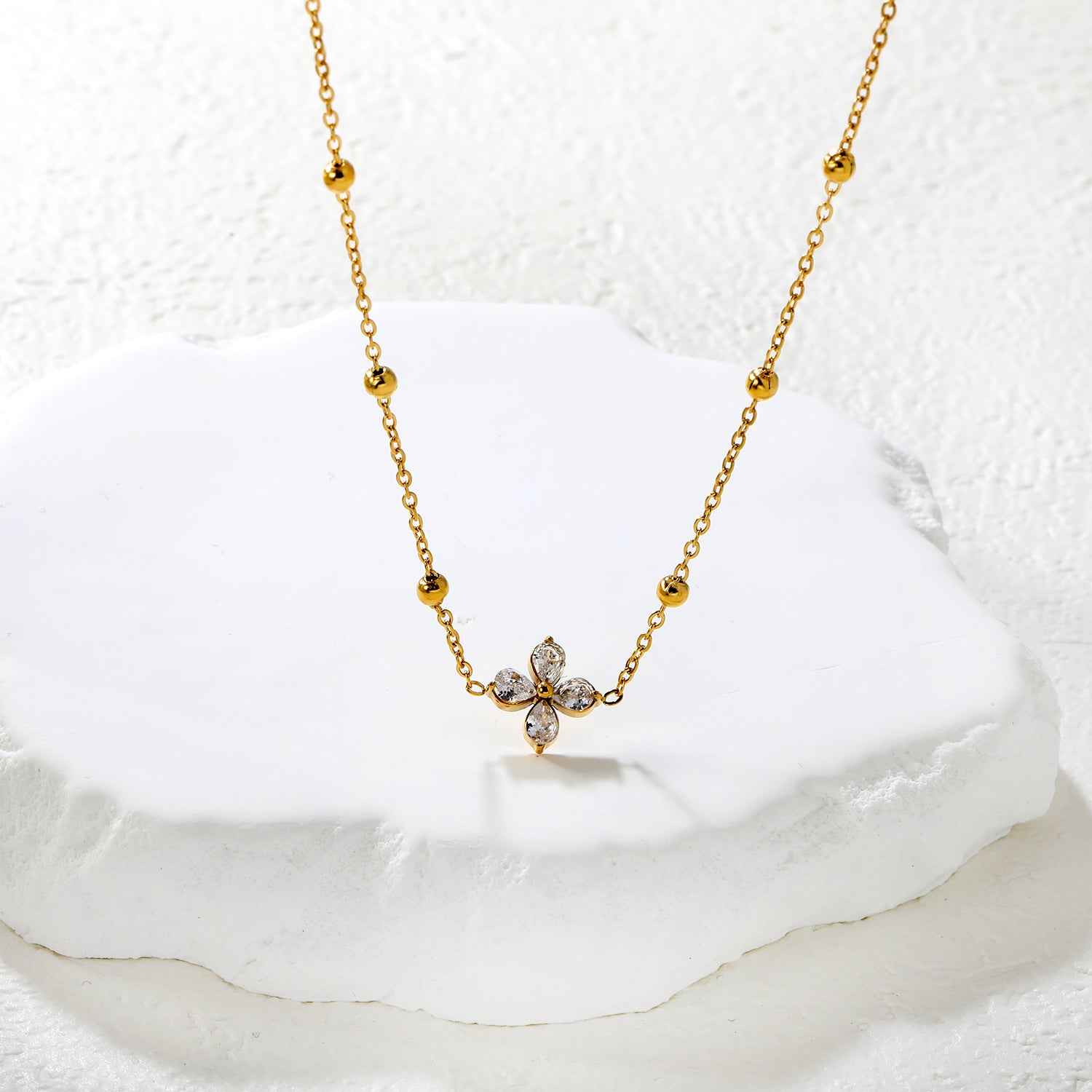 Collier fleur dorée