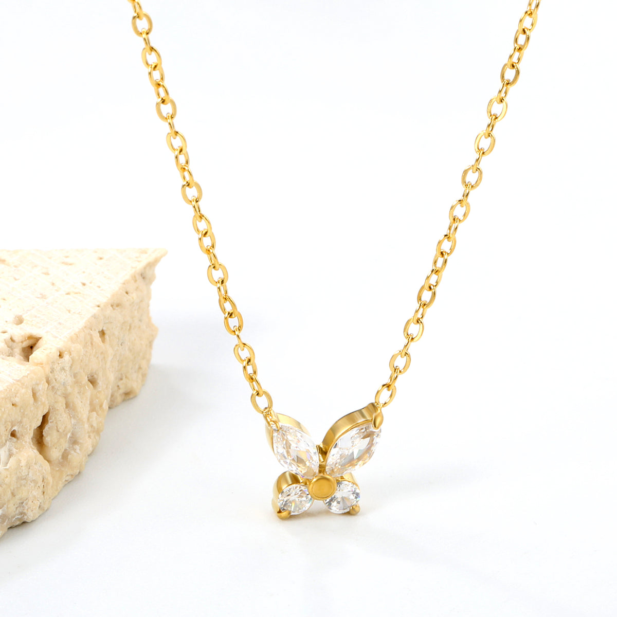 Collier papillon en diamant dorée