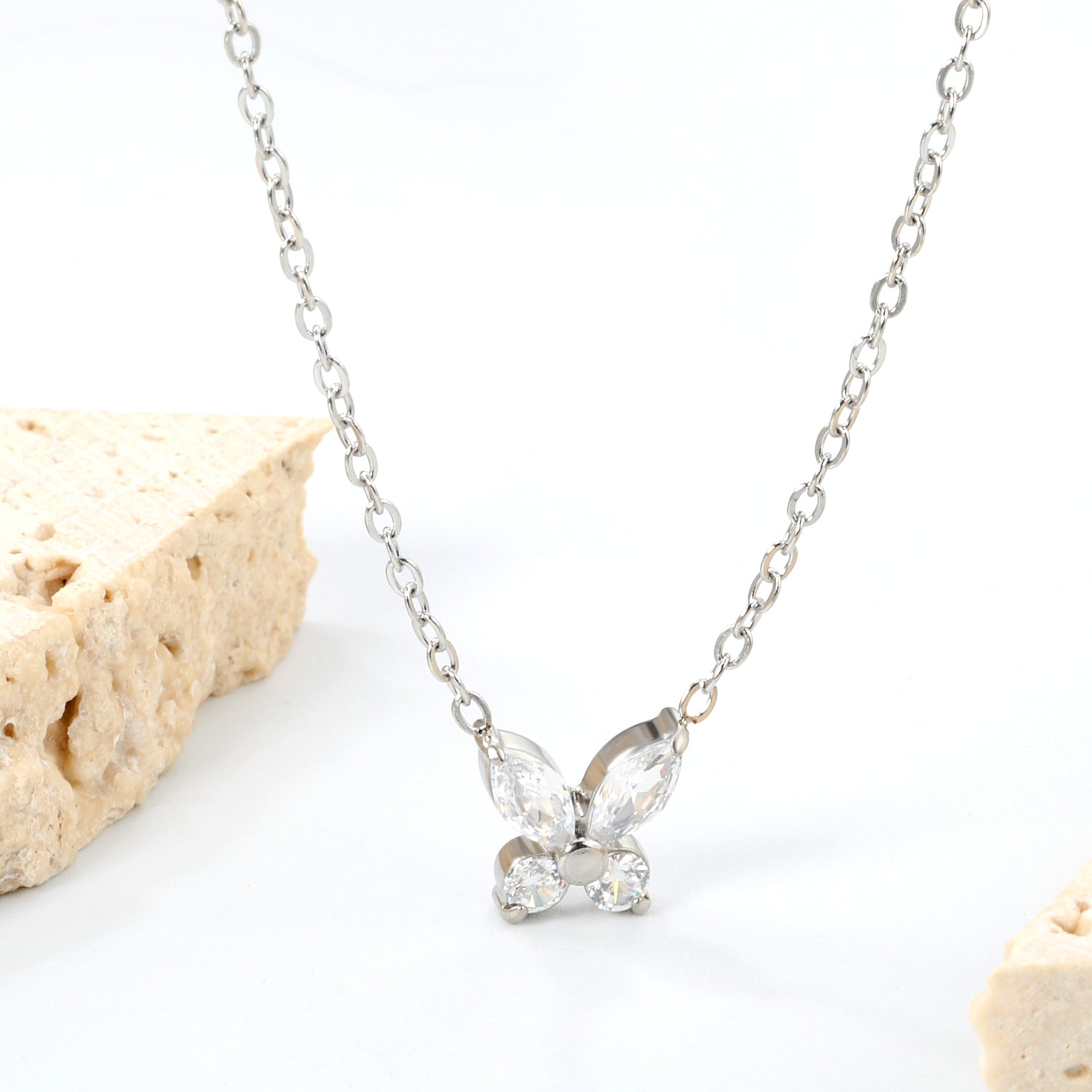 Collier papillon en diamant argenté