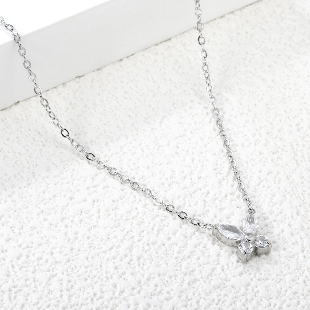 Collier papillon en diamant argenté
