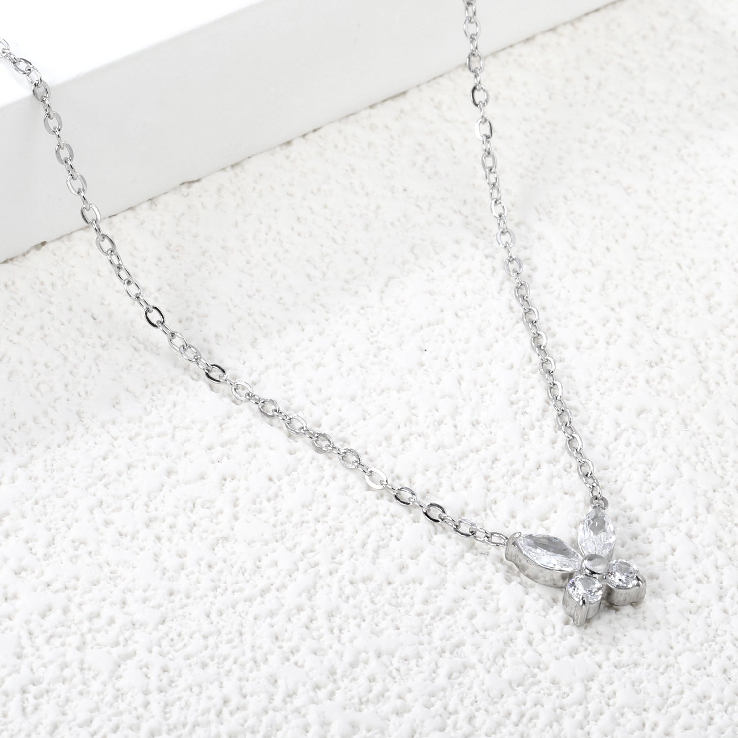Collier papillon en diamant argenté