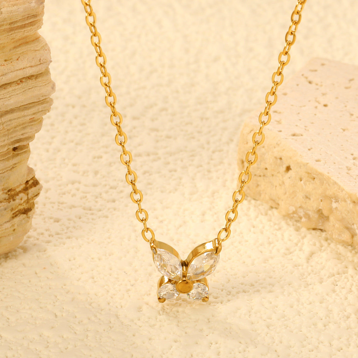 Collier papillon en diamant dorée