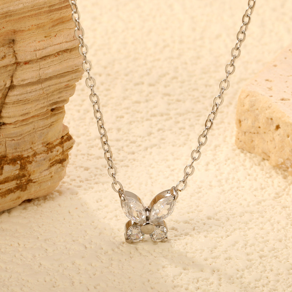 Collier papillon en diamant argenté