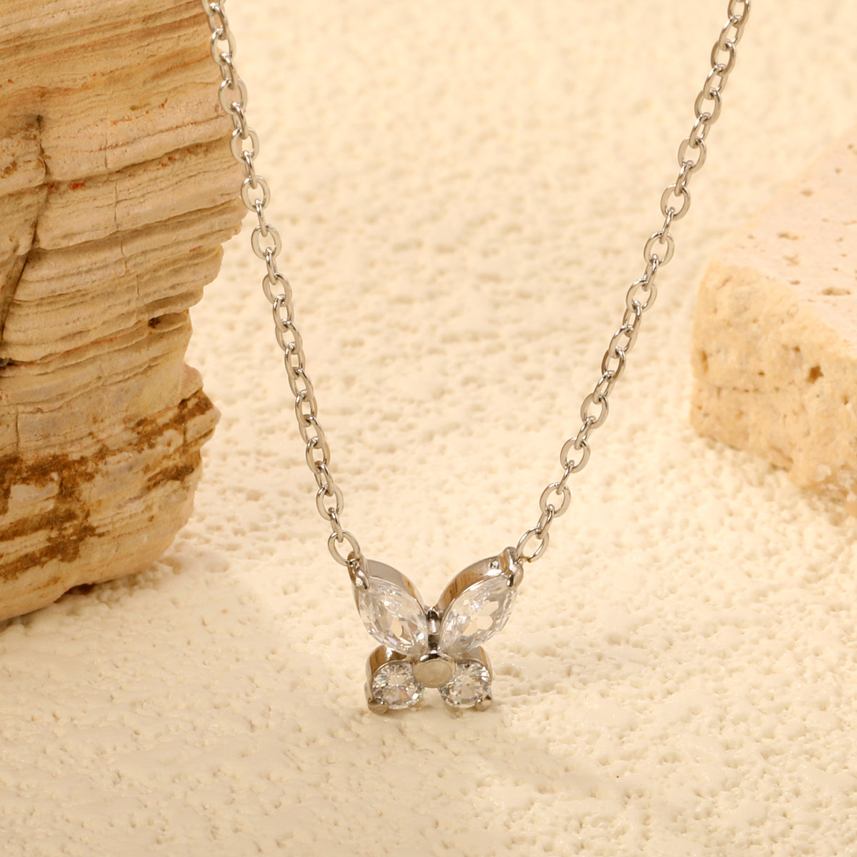 Collier papillon en diamant argenté