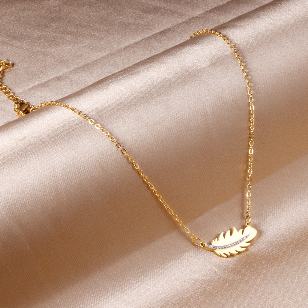 Collier plume dorée