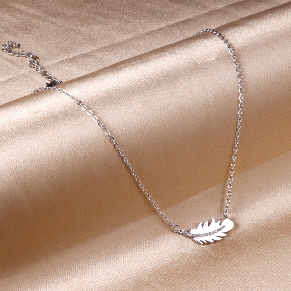 Collier plume argenté