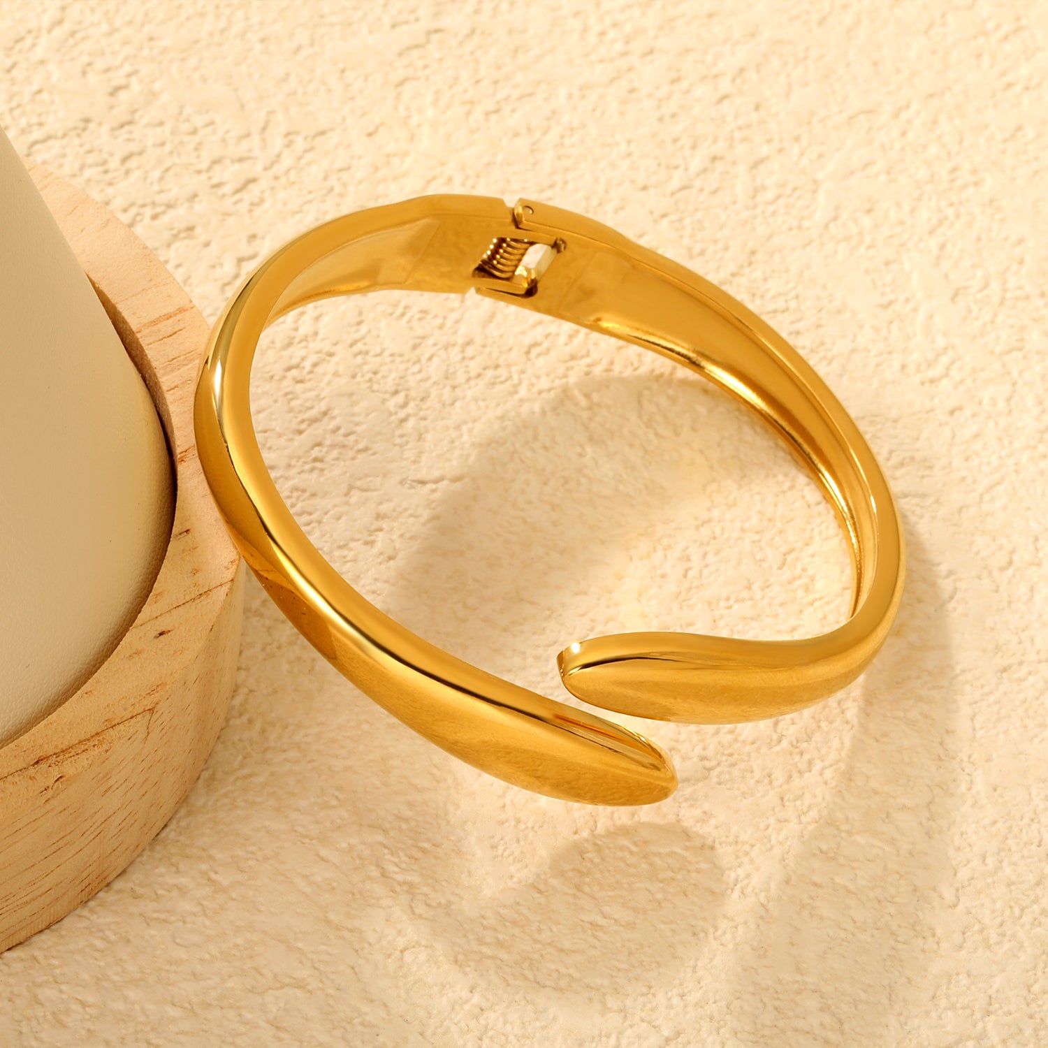 Bangle entournée dorée